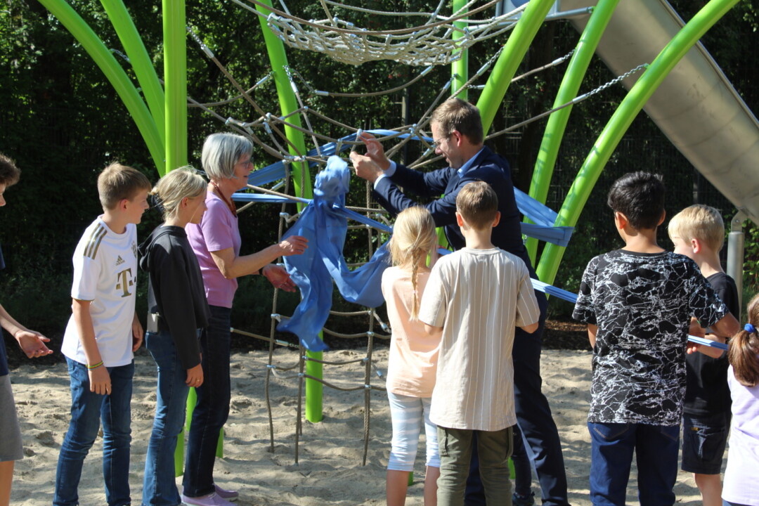Rund zwei Dutzend Kinder kamen zur Eröffnung des Spielplatzes am Hochscheuer Weg in Hochdahl. Die rund 600 Quadratmeter große Spielfläche wurde zu einer multifunktional nutzbaren Grünanlage mit großzügiger Spiel- und Aufenthaltsfläche umgestaltet. Foto: Stadt Erkrath