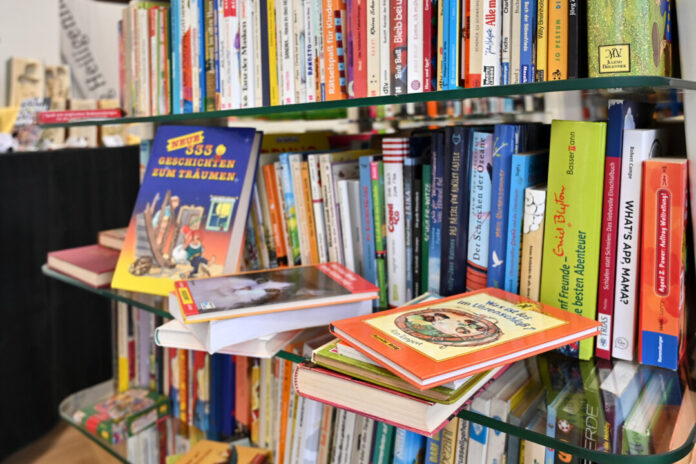 Beim Büchermarkt finden sich Bücher aller Genres, Schallpaltten und CDs. Foto: Mathias Kehren