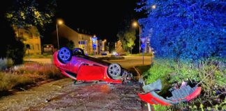 Der Opel blieb auf dem Dach liegen. Foto: Polizei