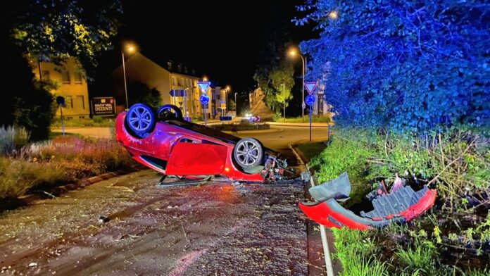 Der Opel blieb auf dem Dach liegen. Foto: Polizei