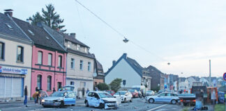 Bei dem Unfall wurden mehrere Autos zum Teil erheblich beschädigt. Foto: Polizei