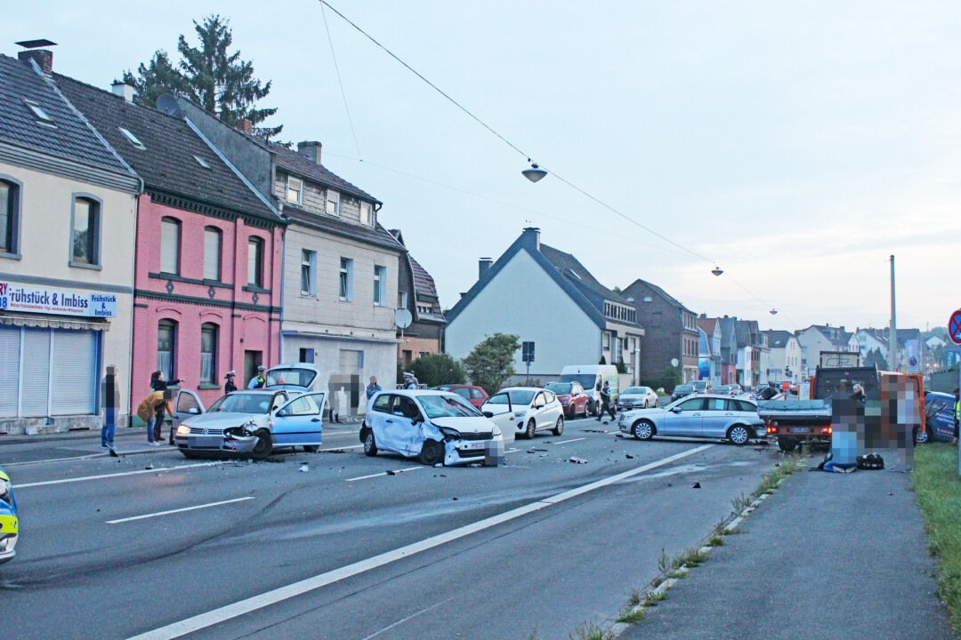 Bei dem Unfall wurden mehrere Autos zum Teil erheblich beschädigt. Foto: Polizei
