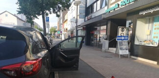 Sich plötzlich öffnende Türen sind für Radfahrer gefährliche Hindernisse. Foto: Polizei