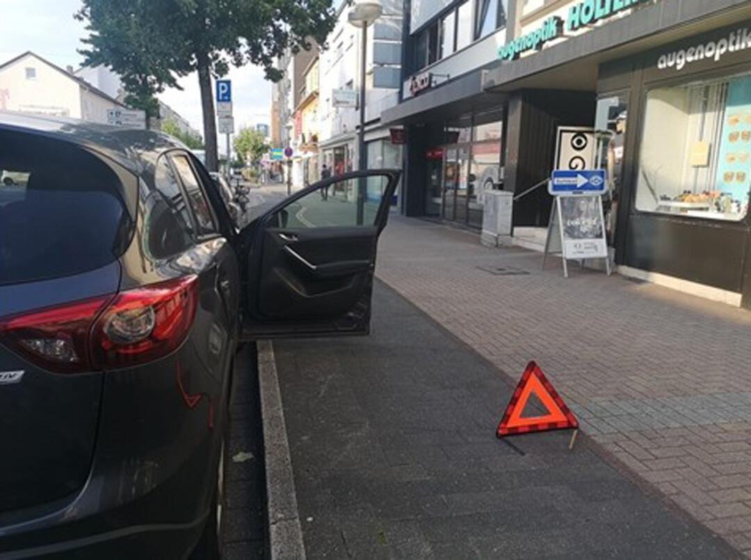 Sich plötzlich öffnende Türen sind für Radfahrer gefährliche Hindernisse. Foto: Polizei