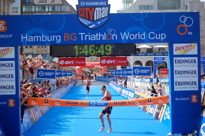 Daniel Unger bei seinem Weltcup-Sieg 2008 in Hamburg - hier vor Jan Frodeno. Foto: Oliver Kubanek