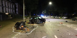 Von dem Auto blieb nicht mehr als ein Wrack übrig. Foto: Polizei