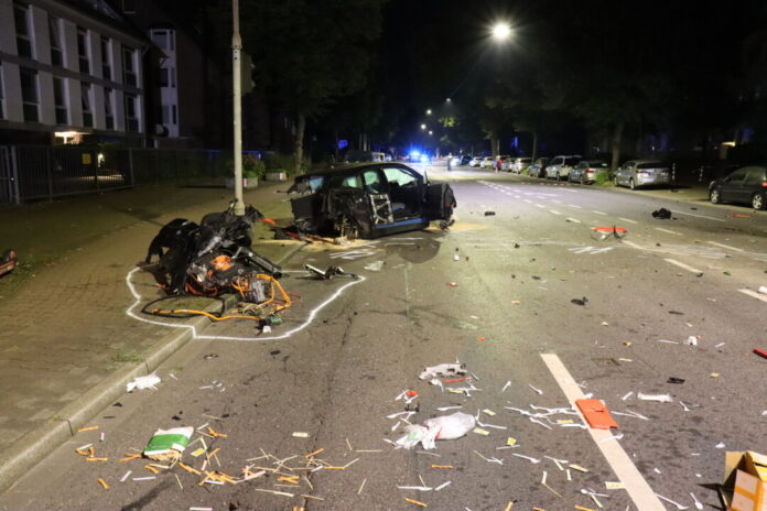 Von dem Auto blieb nicht mehr als ein Wrack übrig. Foto: Polizei