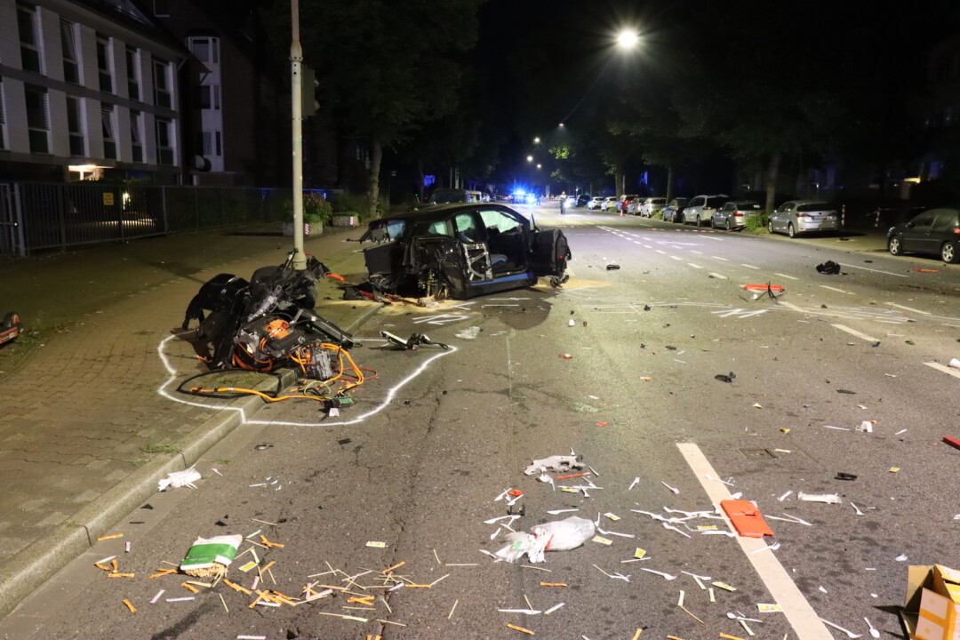 Von dem Auto blieb nicht mehr als ein Wrack übrig. Foto: Polizei
