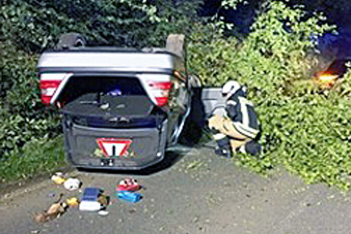 Der Unfallwagen kam auf dem Dach liegend in einer Böschung zum Stillstand. Foto: Polizei