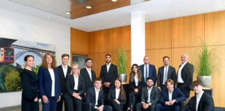 Die Volksbank begrüßt die neuen Auszubildenden (v.l.): Ramona Fresen und Daphne Alexander (Ausbildungsleitung), Alexander Oswald, Emilia Klon, Michele Dollero, Leon Musial, Mohammed Almendelawi, Kyra Winter, Betül Aybir, Vorstandsvorsitzender Andreas Otto, Amir Abdelkarim, Vorstand Christian Fried, Nicolai Krumsiek, Personalchef Thomas Willczek und Luca Klewer. Foto: Volksbank/Bettina Osswald