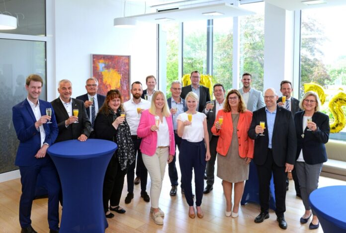 Stießen auf die Volksbank-Jubilare 2023 an (von links): Elmar Lindemann, Personalchef Thomas Willczek, Vorstandsvorsitzender Andreas Otto, Susanne Knoche, Christian Moog, Steffen Stocki, Nina Kentenich, Stefan Hübner, Julia Jenschke, Stefan Röhrig, Sören Bennert, Helga Fisseler, Niklas Fellenberg, Markus Kottsieper, Vorstand Christian Fried und Betriebsratsvorsitzende Hildegard Friedrichsen. Foto: Volksbank/Bettina Osswald