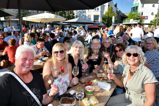 Beste Stimmung bei strahlendem Sonnenschein - vier Tage lang wird auf dem Offersplatz in Velbert Weinfest gefeiert. Foto: Mathias Kehren