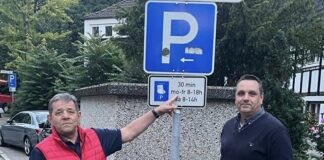 30 Minuten Parkzeit? Das reiche nicht einmal für einen Arztbesuch, mein Wolfgang Peetz (l.) - hier mit André Herbes (beide WG). Foto: Wülfrather Gruppe