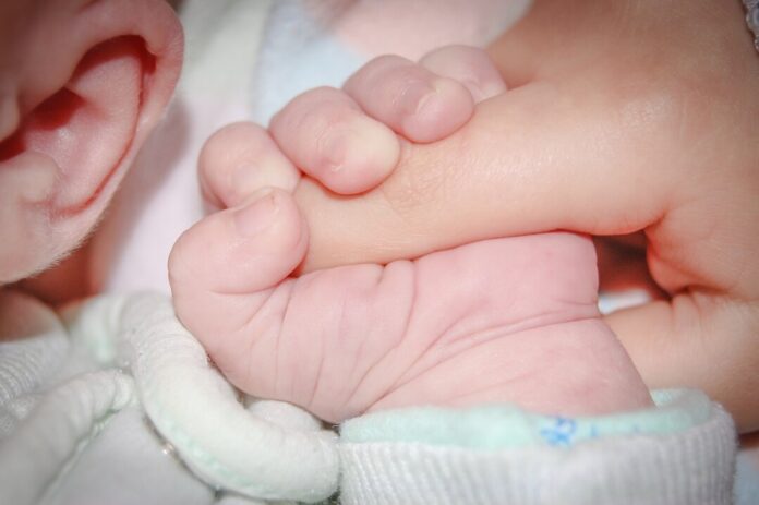 Die Hand eines Babys ist zu sehen. Symbolbild: pixabay