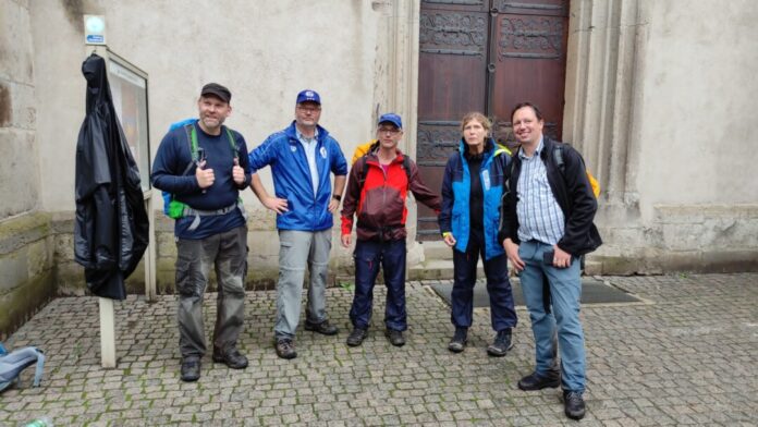 Gisbert Punsmann (2.v.l.) und die Wandergruppe am Ziel, dem Altenberger Dom. Foto: privat