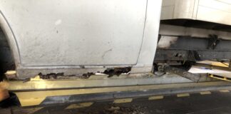 Ein Kleinlaster mit diesen Mängeln fiel der Polizei in Heiligenhaus auf. Foto: Polizei