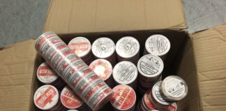 Ein Karton mit sichergestelltem Snus. Foto: Polizei