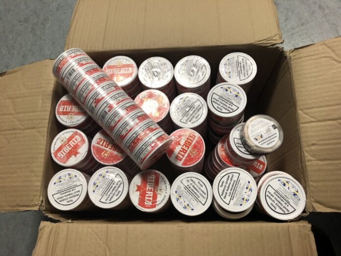 Ein Karton mit sichergestelltem Snus. Foto: Polizei