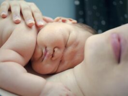 Mettmanner Klinik künftig ohne Geburtshilfe – „absolut schmerzhafte Entscheidung“ Eine Mutter mit ihrem Baby. Foto: pixabay