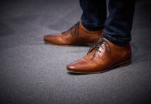 Ein Mann trägt Lederschuhe. Foto: pixabay