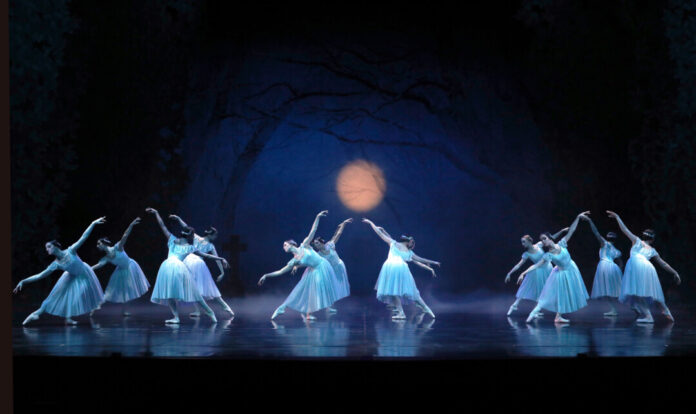 Corps de ballet in "Giselle": Ballett in zwei Akten von Ben Van Cauwenbergh nach Jean Coralli, Jules Perrot und Marius Petipa. Foto: Hans Gerritsen