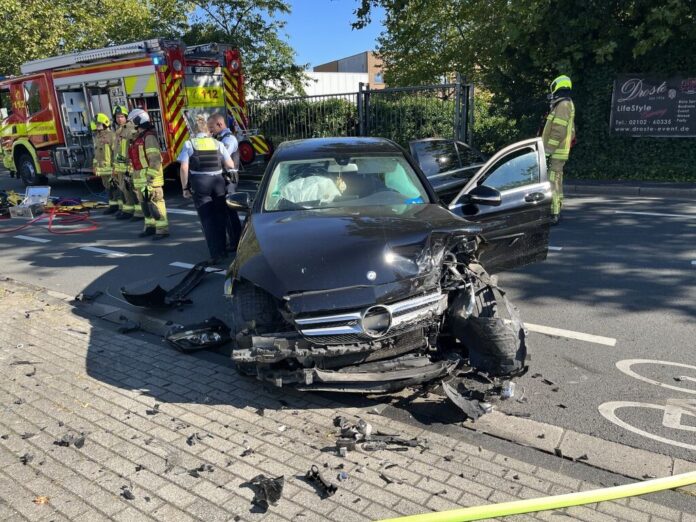 Die Fahrzeuge wurden durch den heftigen Aufprall erheblich beschädigt. Foto: FW Ratingen