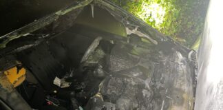 Der Brandschaden an einem der beiden Wagen. Foto: Polizei