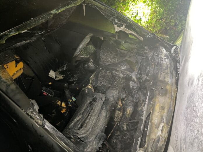Der Brandschaden an einem der beiden Wagen. Foto: Polizei