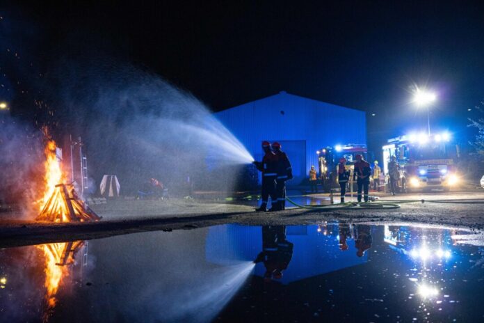 Die Jugendfeuerwehr bei der Brandbekämpfung. Foto: FW Ratingen