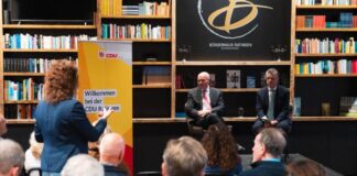 Die CDU-Abgeordneten Peter Beyer und Thorsten Frei stellten sich den Fragen der rund 70 Ratinger Gäste. Foto: Büro Beyer