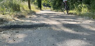 Aktuell weist der Radweg entlang der Mettmanner Straße erhebliche Wurzelschäden auf. Foto: CDU-Fraktion Ratingen
