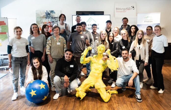 Die Boje-Gruppe präsentierte nach dem Demokratieworkshop im Düsseldorfer Stadion die „Weltkugel“ und die von ihr gestaltete Fußball-Kunstfigur. Foto: Jonas Hellmann