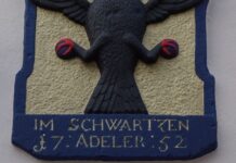 Dieses Hauszeichen entdeckt man an einer Fassade an der Oberstraße, in dem sich bis vor kurzem das Café Feit befand. Foto: Stadt Ratingen