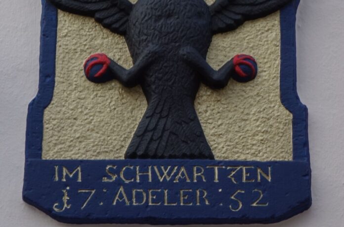 Dieses Hauszeichen entdeckt man an einer Fassade an der Oberstraße, in dem sich bis vor kurzem das Café Feit befand. Foto: Stadt Ratingen