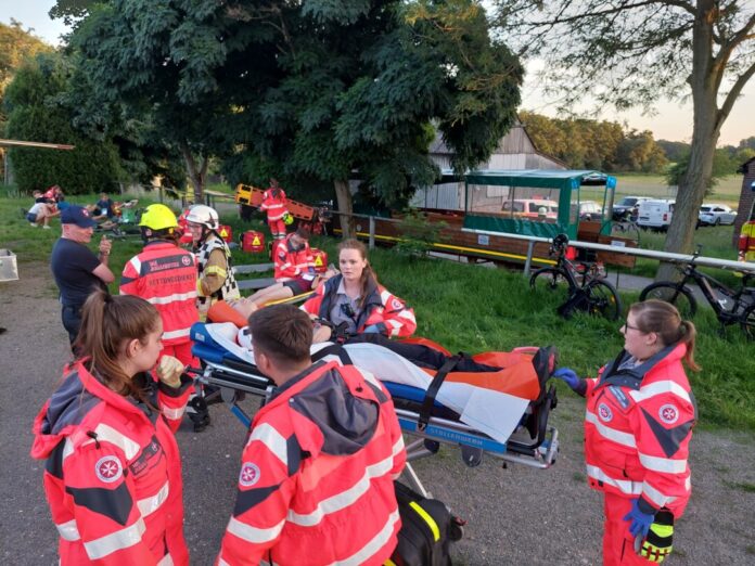 Die Anzahl der Rettungsaufgaben und das warme Wetter sorgten für Herausforderungen am Übungstag. Foto: FW Ratingen
