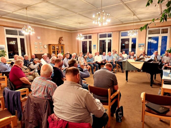 Die Sänger proben fleißig für ihr Konzert. Foto: privat