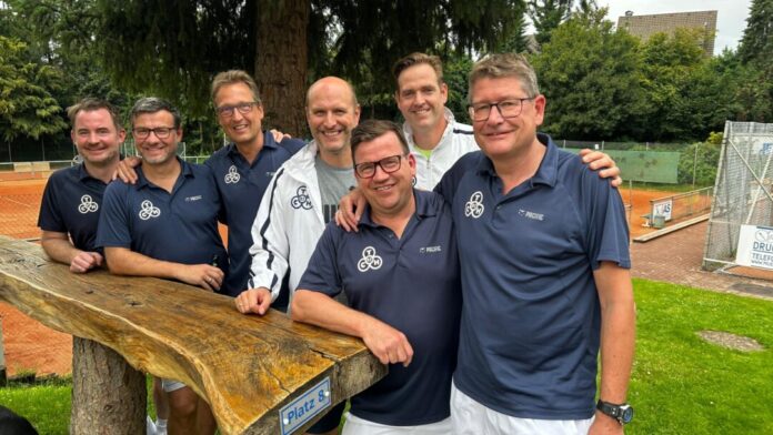 Das "Dream Team" des TC Blau-Weiß Heiligenhaus ist aufgestiegen: Nils Wiesrecker, Marc Schlenker, Thomas Szigat, Matthias Todesco, Michael Barth, Arne Leuschner und Axel Georg . Foto: privat