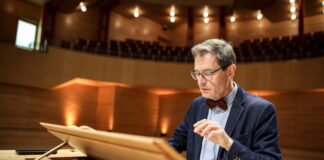 Wolfgang Kläsener, Orgelkustos der Philharmonie Essen, bei einer Probe auf der neuen Truhenorgel des Orgelbauers Friedrich Lieb. Foto: Sven Lorenz/TUP