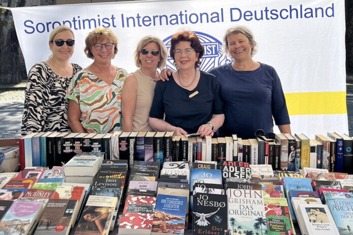 Die lokalen Soroptimistinnen haben in Langenberg Bücher für den guten Zweck verkauft: Antje Knickmann, Brigitte Schuberth, Helke Heimansberg, Gudrun Sieg-Küster und Susan Küpper. Foto: privat