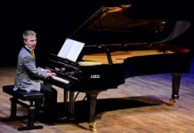Generalmusikdirektor Patrick Hahn lädt ein zum Kreisler-Abend. Foto: Peter Kitzbichler