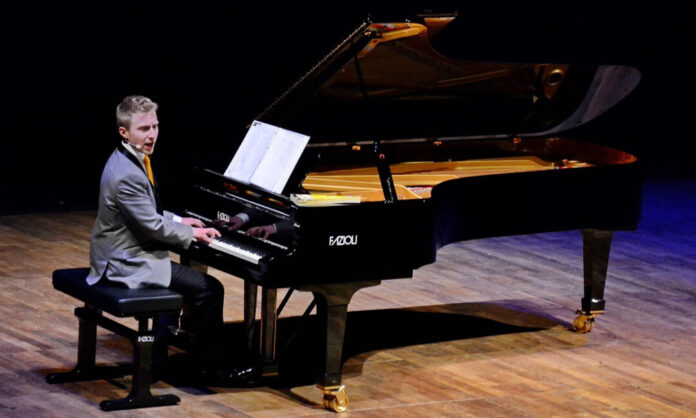Generalmusikdirektor Patrick Hahn lädt ein zum Kreisler-Abend. Foto: Peter Kitzbichler