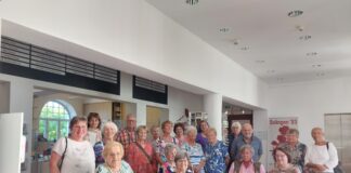 Rund 20 Teilnehmer nahmen an der von der SPD 60 plus-Beauftragten Bettina Molitor (l.) organisierten Fahrt zur Ausstellung "Solingen 93" teil. Foto: SPD