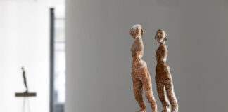 Carol Pilars de Pilar, Alltag / Everyday Life, 2020, Keramik, glasiert, Höhe ca. 30 cm, © Carol Pilars de Pilar 2023, Foto: Franklin Berger