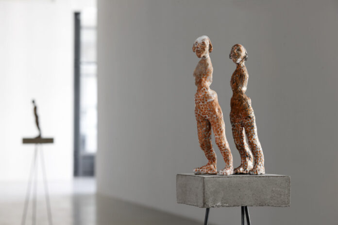 Carol Pilars de Pilar, Alltag / Everyday Life, 2020, Keramik, glasiert, Höhe ca. 30 cm, © Carol Pilars de Pilar 2023, Foto: Franklin Berger Carol Pilars de Pilar, Alltag / Everyday Life, 2020, Keramik, glasiert, Höhe ca. 30 cm, © Carol Pilars de Pilar 2023, Foto: Franklin Berger