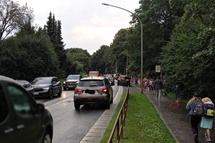 Jede Menge Konfliktpotenzial zwischen Auto- und Fußgängerverkehr: am frühen Morgen vor der Lindenschule in Wülfrath. Fotos: Kling