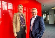 Annette Grabbe ist zur r Arbeitsdirektorin gewählt worden - hier mit Andreas Hartnigk, Vorsitzender des Aufsichtsrats. Foto: Rheinbahn