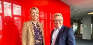 Annette Grabbe ist zur r Arbeitsdirektorin gewählt worden - hier mit Andreas Hartnigk, Vorsitzender des Aufsichtsrats. Foto: Rheinbahn