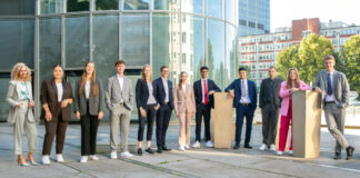 Der Ausbildungsjahrgang 2023 der Kreissparkasse Düsseldorf: Melis Kathrin Otte, Hilal Konukoglu, Leonie Kennel, Timo Abbas, Hannah Köhler, Lukas Schneider, Lena-Marie Gsell, Bersan Karadas, Rayan Ben Amara, Florian Zech, Lara Naumann und Malte van Stiphout. Foto: Martina Chardin