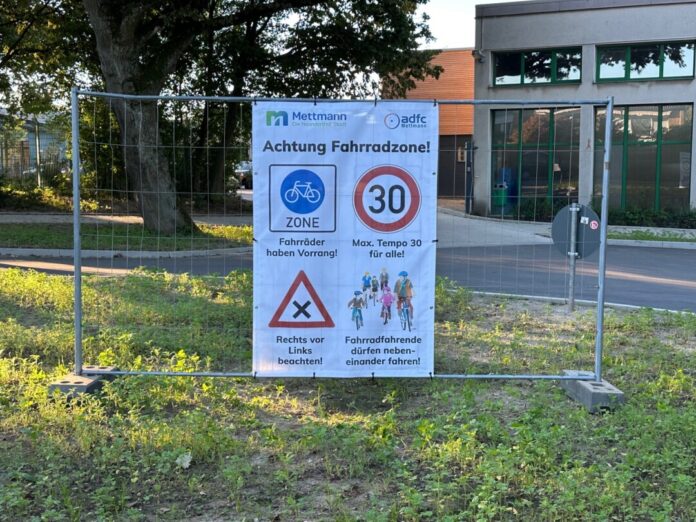 Ein Banner weist auf die Fahrradstraße hin. Foto: Kreisstadt Mettmann