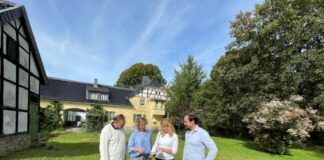 Bürgermeisterin Sandra Pietschmann und Denkmalpflegerin Yasmin Renges mit Friedrich Wilhelm Scherler und Sohn Frederik Scherler, den Eigentümern von Gut Heresbach, bei einem Rundgang über die historische Hofanlage. Foto: Kreisstadt Mettmann